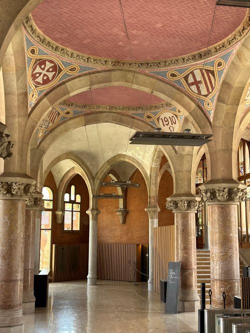 Edificio principal delrecinto modernista de santpau en barcelona con columnas, ceramicas y tonos rosados