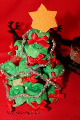 Manualidad árbol de Navidad con hueveras