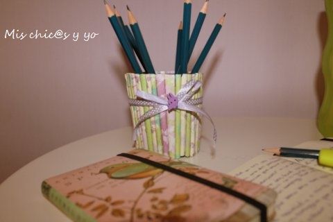 Porta-lápices decorativo con rollos papel