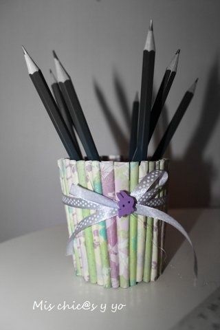 Porta-lápices con rollitos de papel