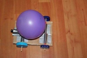 Coche con globo para la demostración de la 3ª Ley de Newton