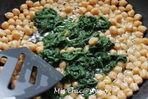 Salteado de garbanzos y espinacas