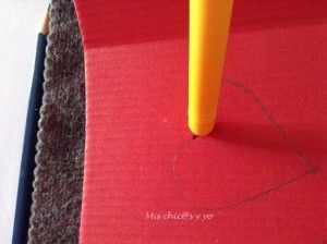 Manualidad para niños, recortar con un punzón