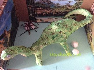 Maqueta de dinosaurio para el colegio