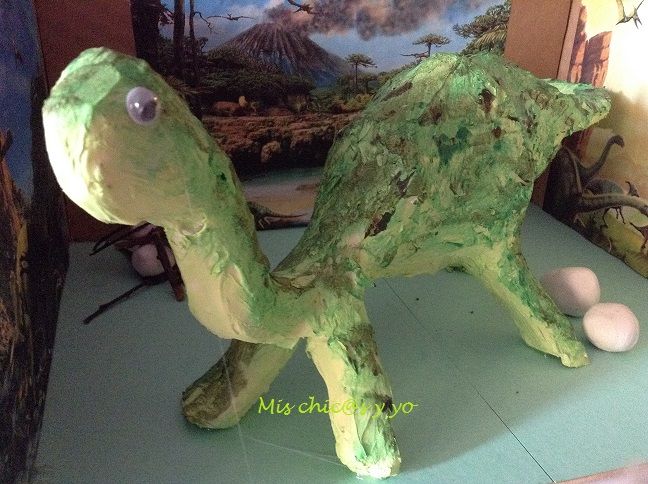 Dinosaurio en papel y cola, colegio