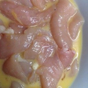 Pollo macerado en  huevo y soja