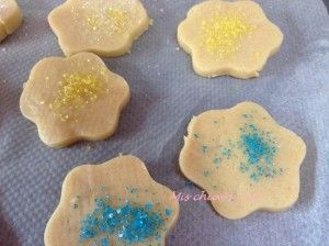 Galletas espolvoreadas con azúcar de colores