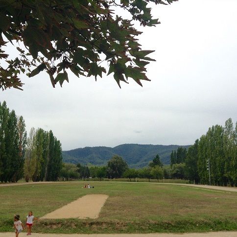 Explanada zona picnic Banyoles