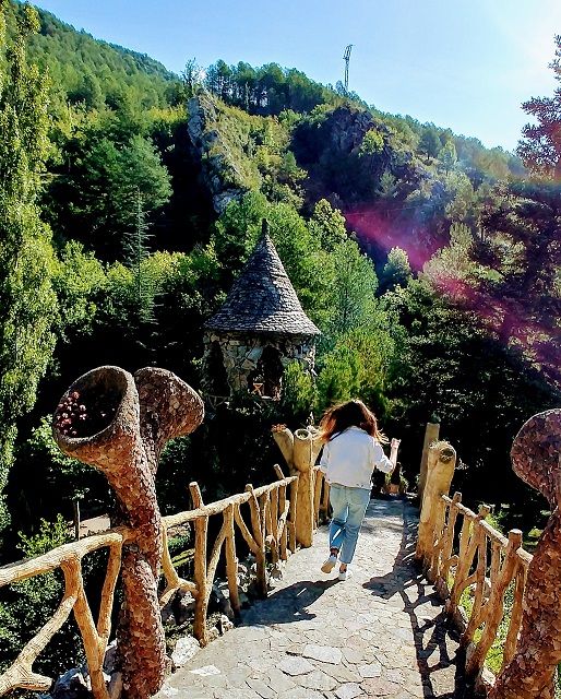 Escalera del jardins artigues, diseñada por gaudi, una chica baja corriendo por ella