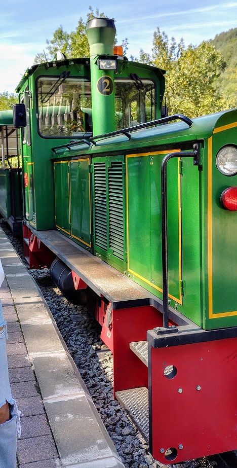 Locomotora del tren del ciment parada en la via, es mayoritariamente verde y vintage