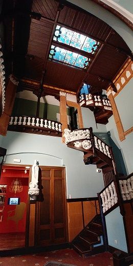 Escaleras, techos y vidrieras de la visita a la casa museo Lluís Domènech i Montaner