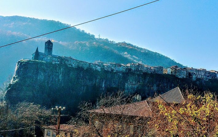  Vistas de cómo Castellfollit de la roca se erige en colada de lava