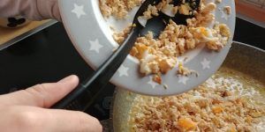 Añadimos el pollo y el huevo a las croquetas de pollo