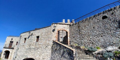  Escaleras entrada al Castell de Subirats