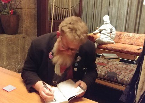 Firma ejemplares Una canión desde muy lejos