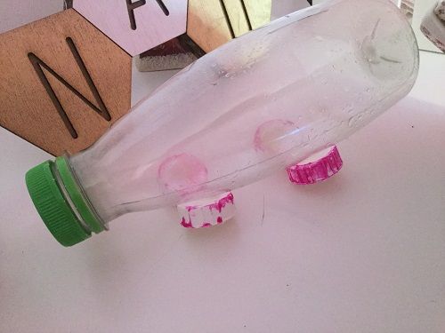 Hucha cerdito tapones pegados a la botella