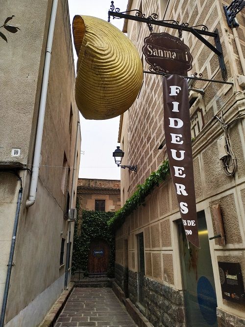 Fotografía del callejón donde están los fabricantes de sopa