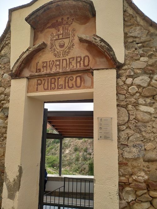 Entrada al lavadero de la Portaleda en la pared esculpido se puede leer lavadero público