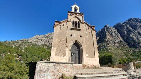 Fachada de la ermita de la Salut y vistas a la montaña de Montserrat