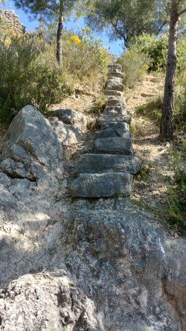 pequeñas escaleras de piedra llamadas escaleras de gato
