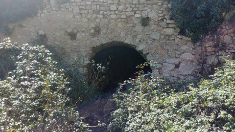 Horno de cal visto de fuera en la Ruta del agua y la piedra seca de Collbató