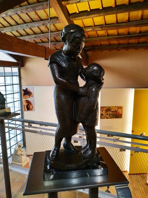 Escultura de una mujer con una niña