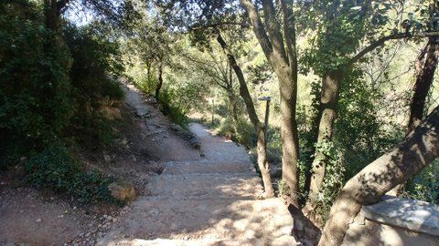 Tramo de escaleras que llevan a la carretera, Ruta del agua y la piedra