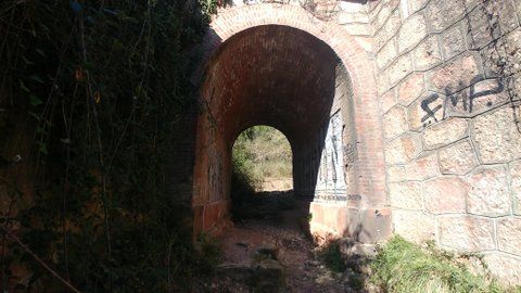 Túnel en la ruta del agua y la piedra de Collbató