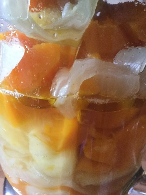 Batiendo la calabaza puré de dos colores de calabaza y guisantes