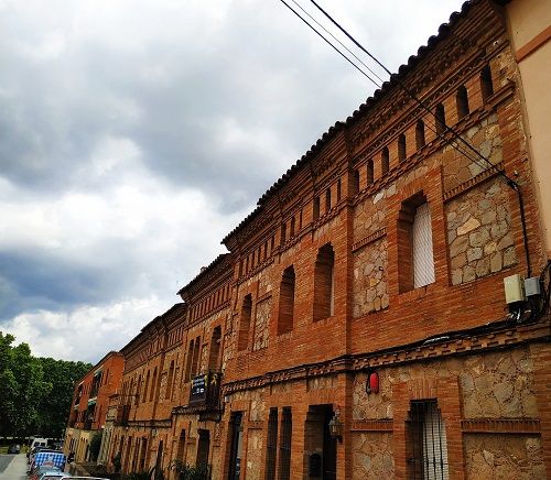  Calle de estilo industrial en la Colonia Güell