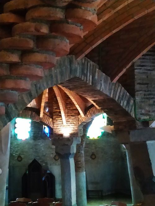  Detalle de las columnas y arcos en el interior de la Cripta Gaudí