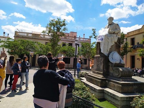  Público en la Plaza de la Colonia Gúell durante la visita