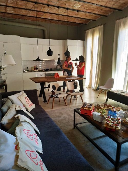 Experiencia Airbnb, salón del alojamiento con todo preparado para el evento