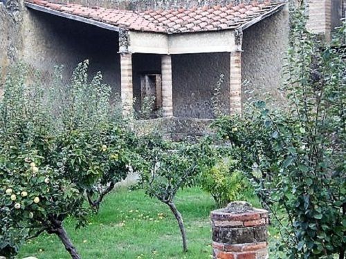 Jardín y parte de la fachada de una casa romana