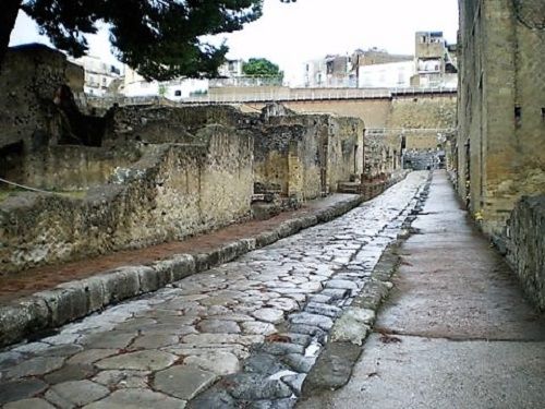 Una calle romana, con sus aceras y casas