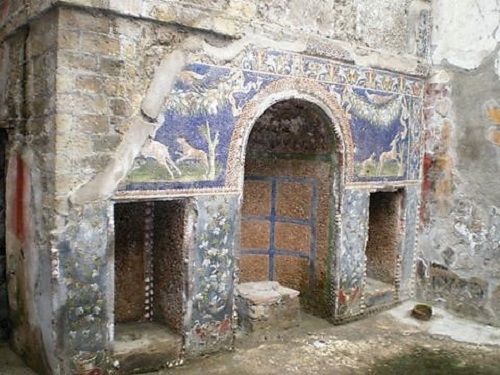 Arquitectura en el interior de una casa. Hornacinas pintadas