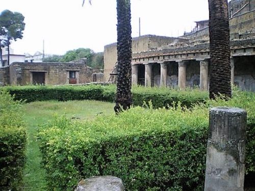 Jardines restaurados en lo que fue Herculano
