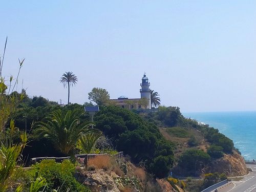 Faro de Calella visto desde la distancia