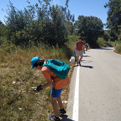Recogiendo residuos cuidando el entorno