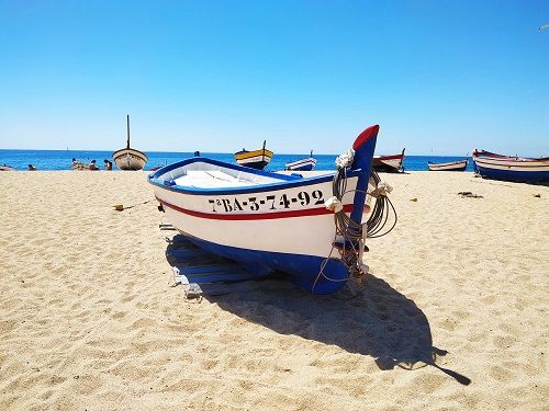 Barca en la playa de Calella, Maresme