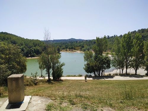 Vista general del lago de la Cavayère 
