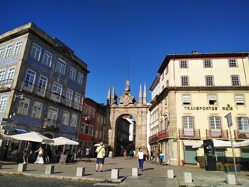  Plaza con edificios y Porta Nova, Braga