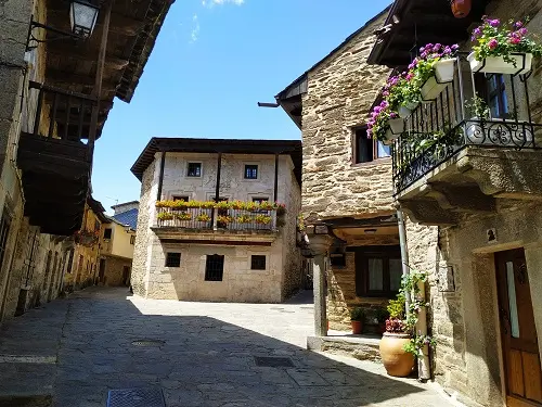 Ruta a Galicia, Puebla de sanabria, una plaza de casas de piedra y balcones con flores. Pueblos más bonitos de España
