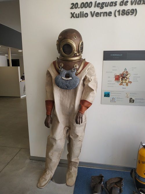 Maniquí de buzo con escafandra