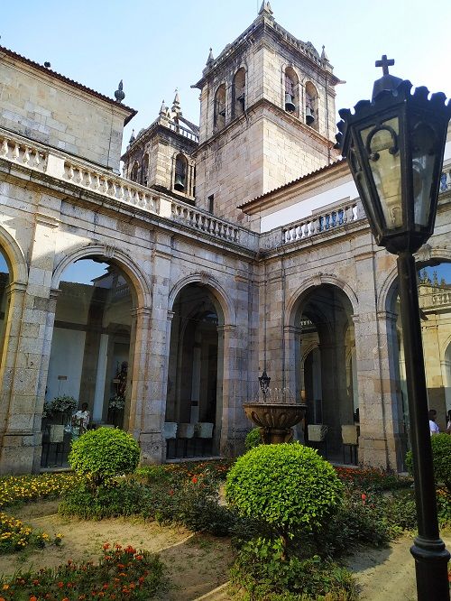 Claustro y detalle de la torre Catedral Braga