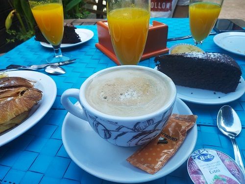 Mesa servida de desayuno