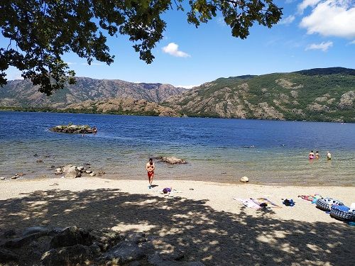Playa fluvial, lago de Sanabria
