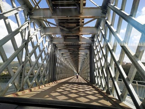 Interior del puente Internacional de Tui