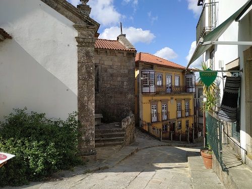 Detalle de las fachadas de una calle de Valença