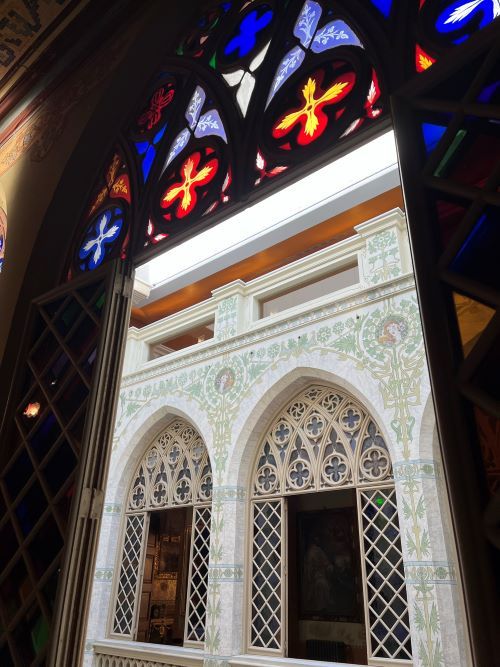 Galería con decoración y vidrios de colores en el Museu Palau Mercader en Cornellà de Llobregat